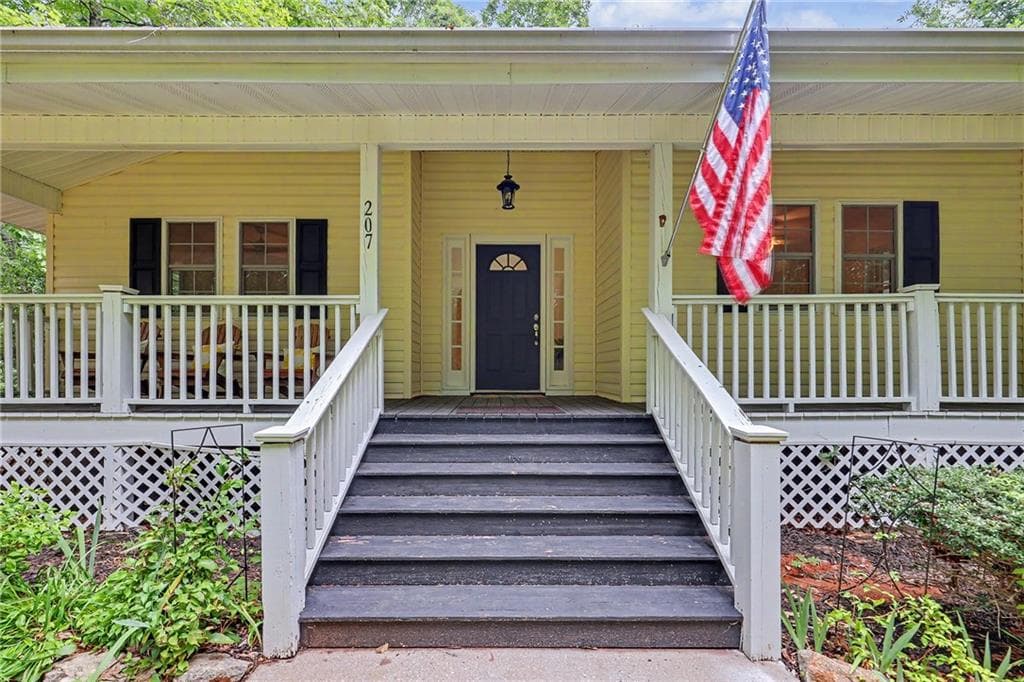 3 bedroom, 3 bathroom, 2,500 sq ft single family residence for sale at 207 Raindance Lane, Clayton, GA 30525 — photo 4