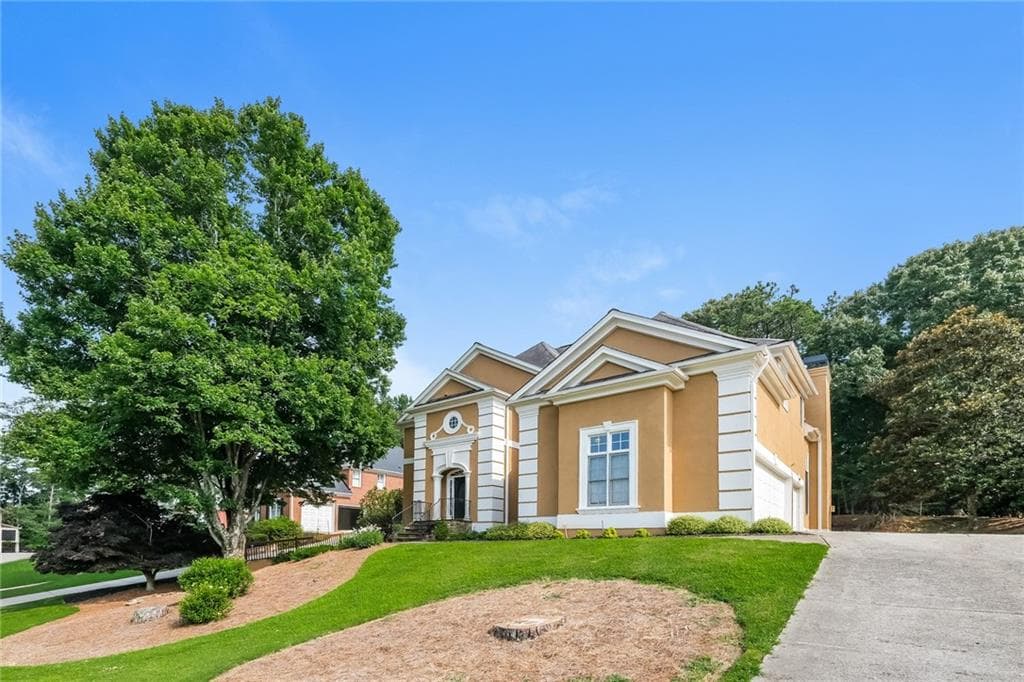 5 bedroom, 5 bathroom, 5,886 sq ft single family residence under contract at 505 Saint Regis Drive, Alpharetta, GA 30022 — photo 2