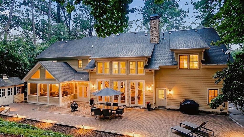 6 bedroom, 5 bathroom, 4,395 sq ft single family residence for sale at 4029 Emma Lane, Atlanta, GA 30342 — photo 2