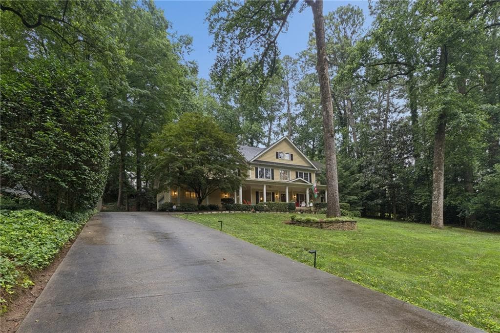 6 bedroom, 5 bathroom, 4,395 sq ft single family residence for sale at 4029 Emma Lane, Atlanta, GA 30342 — photo 3