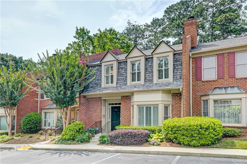 3 bedroom, 3 bathroom, 1,583 sq ft townhouse under contract at 10 Plantation Drive, Atlanta, GA 30324 — photo 3