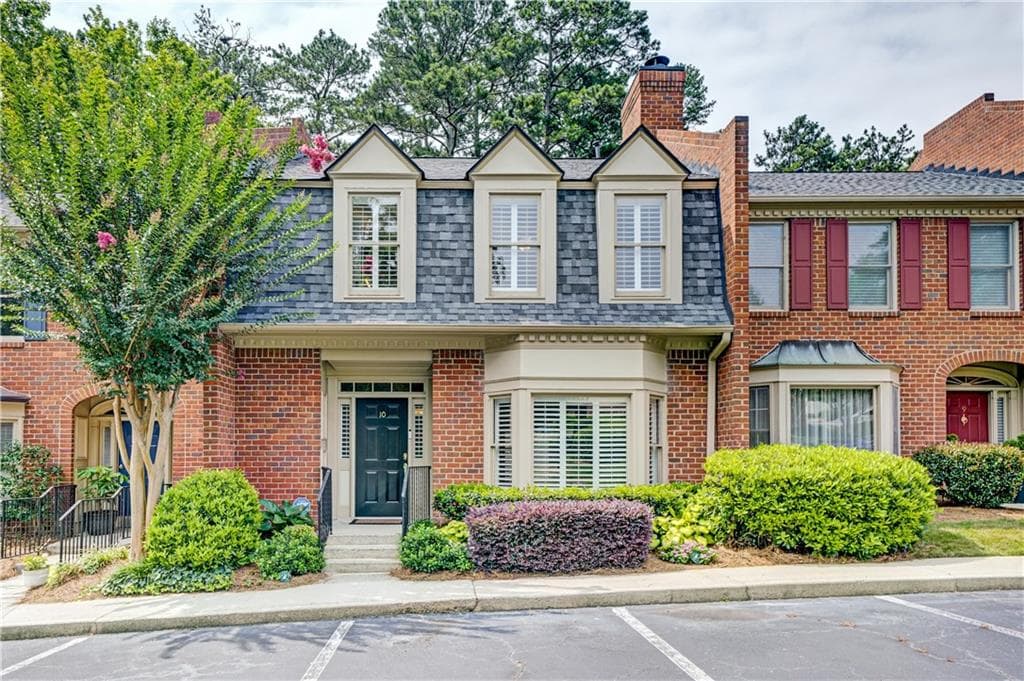 3 bedroom, 3 bathroom, 1,583 sq ft townhouse under contract at 10 Plantation Drive, Atlanta, GA 30324 — photo 2