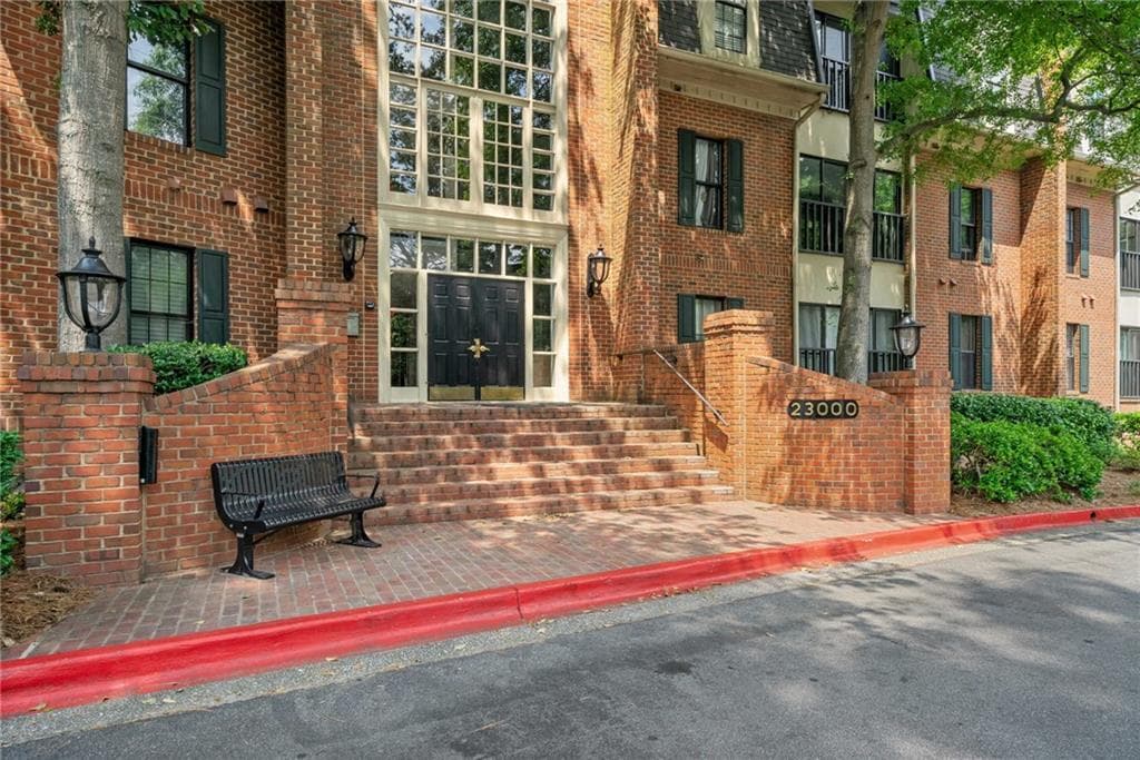 1 bedroom, 1 bathroom, 816 sq ft condominium for sale at 24311 Plantation Drive, Atlanta, GA 30324 — photo 3