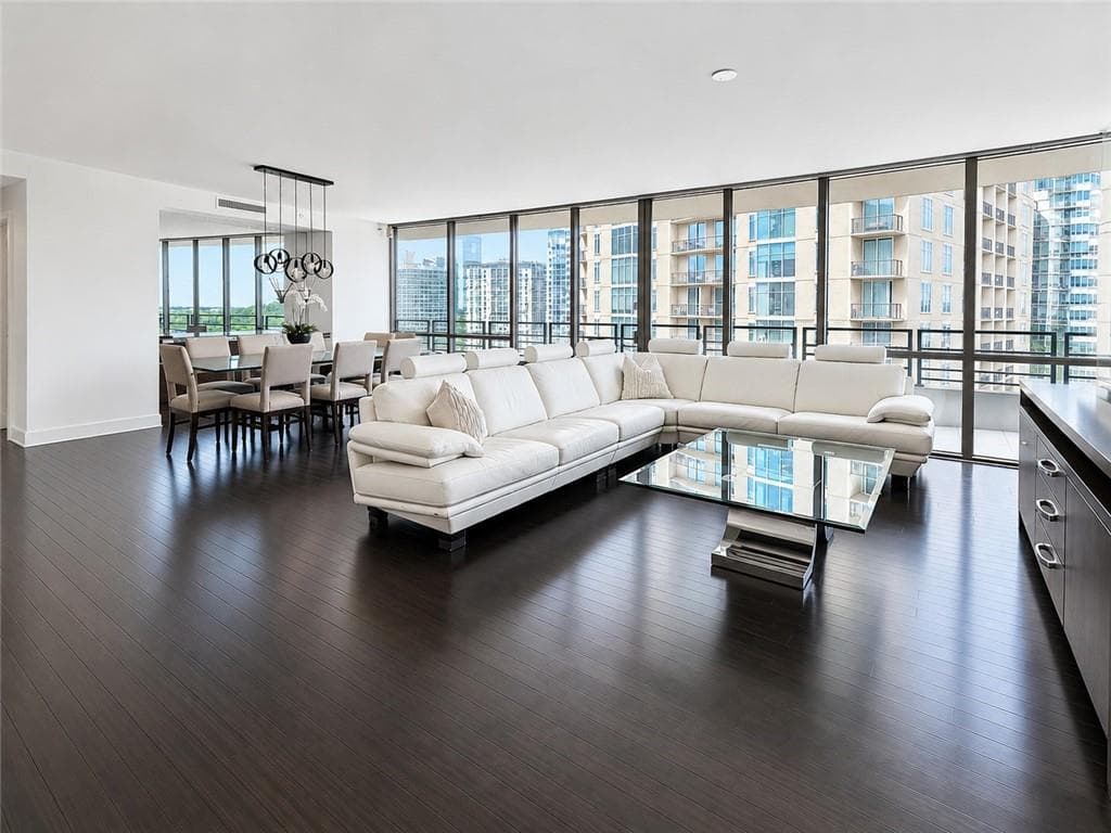 3 bedroom, 4 bathroom, 2,495 sq ft condominium sold at 700 Park Regency Place 1705, Atlanta, GA 30326