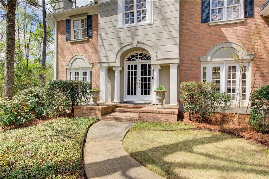 5 bedroom, 5 bathroom, 6,019 sq ft single family residence for sale at 940 Waters Reach Court, Alpharetta, GA 30022 — photo 2