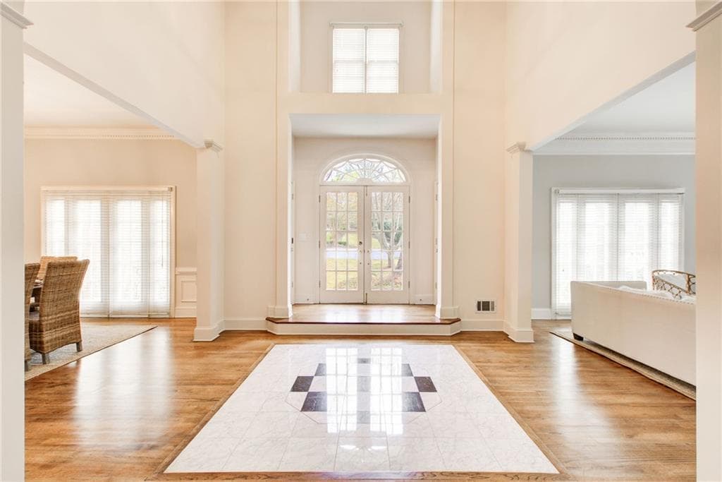 5 bedroom, 5 bathroom, 6,019 sq ft single family residence for sale at 940 Waters Reach Court, Alpharetta, GA 30022 — photo 3