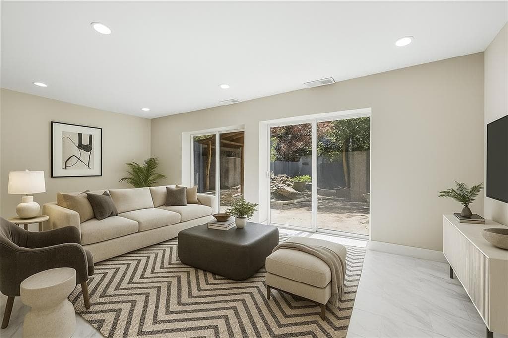 2 bedroom, 2 bathroom, 1,352 sq ft condominium for sale at 1009 Riverbend Club Drive, Atlanta, GA 30339 — photo 3