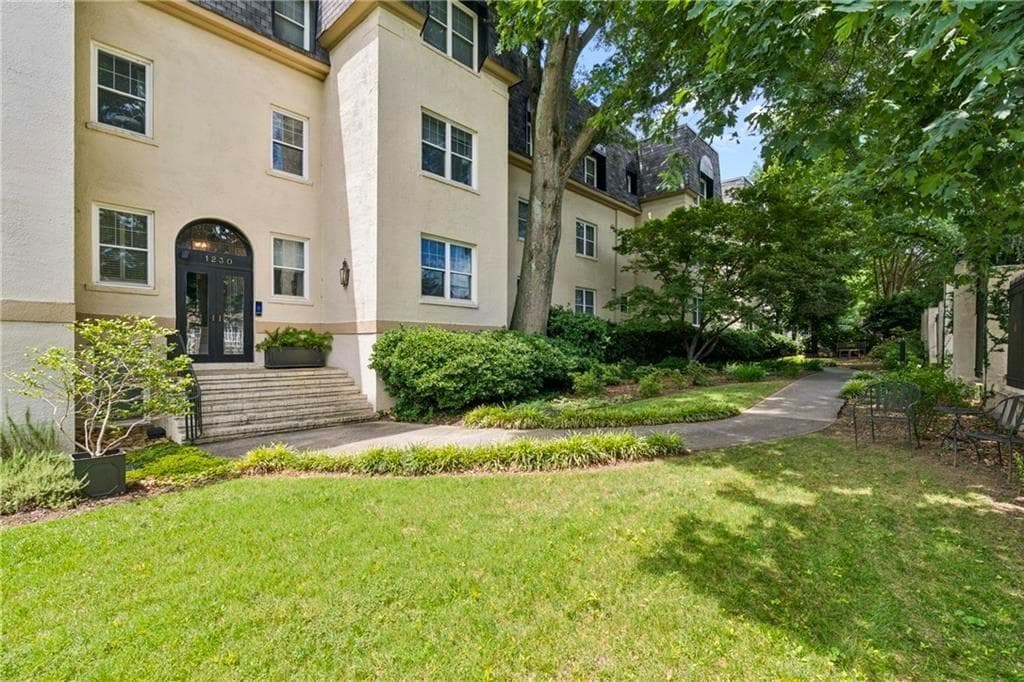1 bedroom, 1 bathroom, 995 sq ft condominium for sale at 1230 Piedmont Avenue 306, Atlanta, GA 30309 — photo 1 of 43