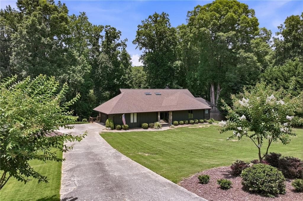 5 bedroom, 4 bathroom, 4,647 sq ft single family residence for sale at 143 Woodlake Drive, Gainesville, GA 30506 — photo 2