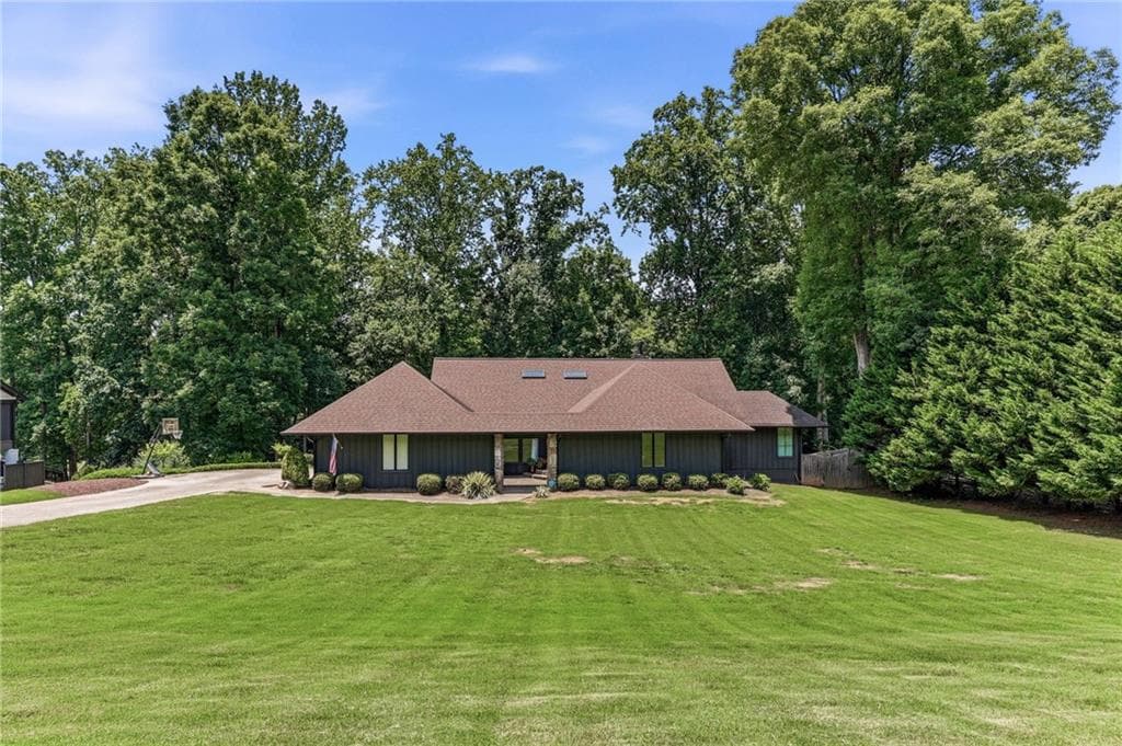5 bedroom, 4 bathroom, 4,647 sq ft single family residence for sale at 143 Woodlake Drive, Gainesville, GA 30506 — photo 3