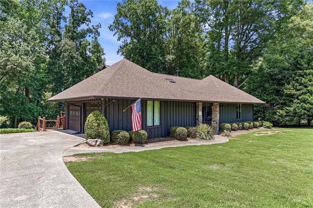 5 bedroom, 4 bathroom, 4,647 sq ft single family residence for sale at 143 Woodlake Drive, Gainesville, GA 30506 — photo 5