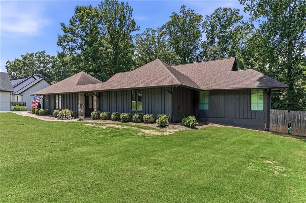 5 bedroom, 4 bathroom, 4,647 sq ft single family residence for sale at 143 Woodlake Drive, Gainesville, GA 30506 — photo 6