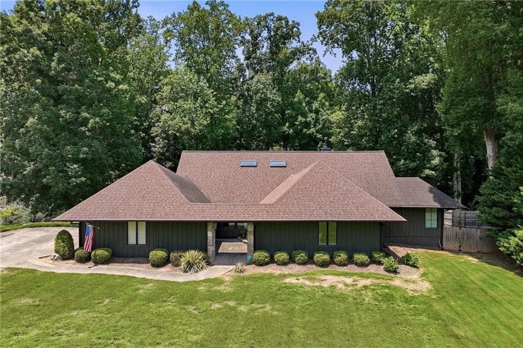 5 bedroom, 4 bathroom, 4,647 sq ft single family residence for sale at 143 Woodlake Drive, Gainesville, GA 30506 — photo 4