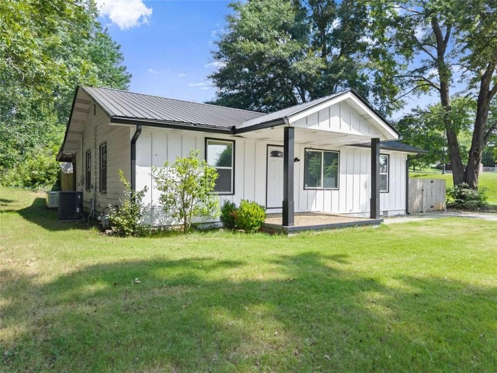 3 bedroom, 1 bathroom, 1,200 sq ft single family residence for sale at 5702 Church Street, Flowery Branch, GA 30542 — photo 5