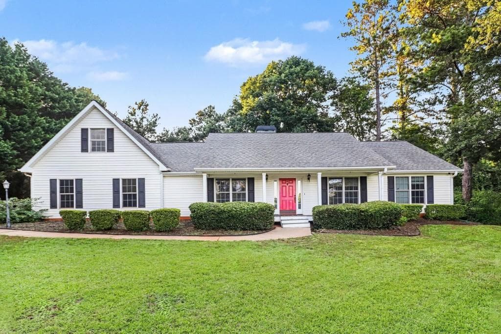 3 bedroom, 2 bathroom, 2,155 sq ft single family residence for sale at 84 Hidden Lakes Court, Newnan, GA 30263 — photo 1 of 41