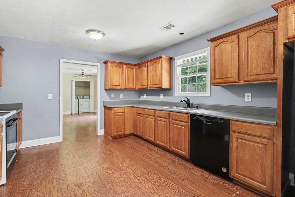 3 bedroom, 2 bathroom, 2,155 sq ft single family residence for sale at 84 Hidden Lakes Court, Newnan, GA 30263 — photo 3
