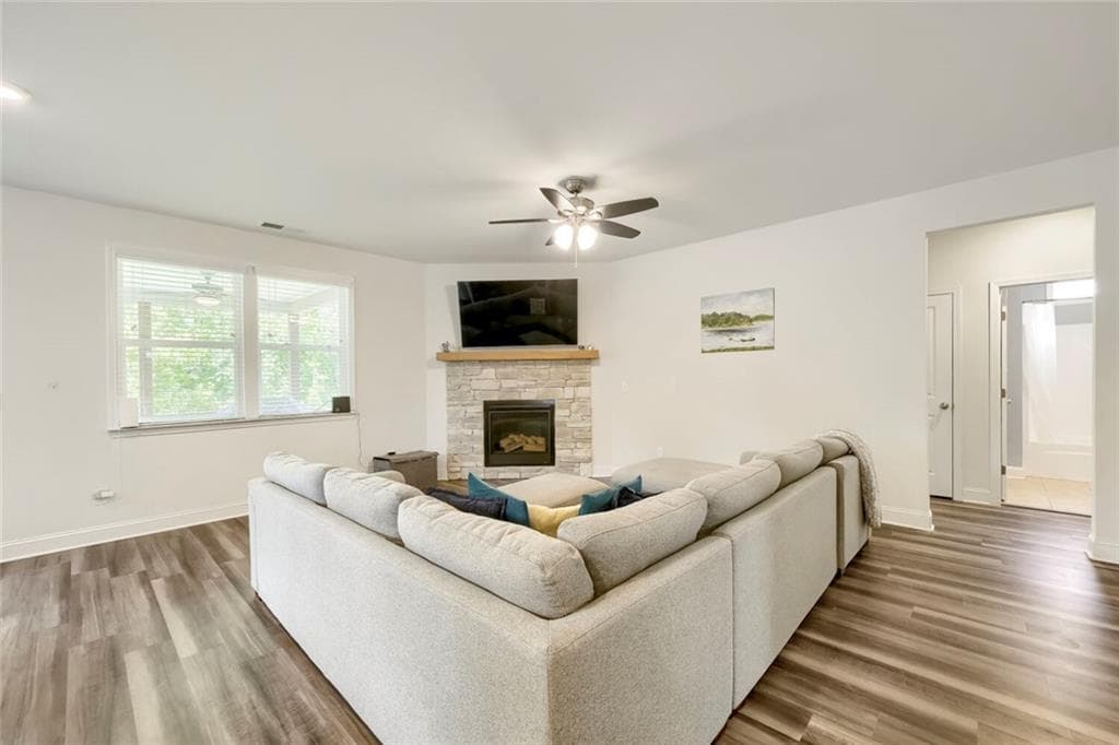 4 bedroom, 4 bathroom, 3,000 sq ft single family residence for sale at 7850 Bristol Valley Drive, Cumming, GA 30028 — photo 5