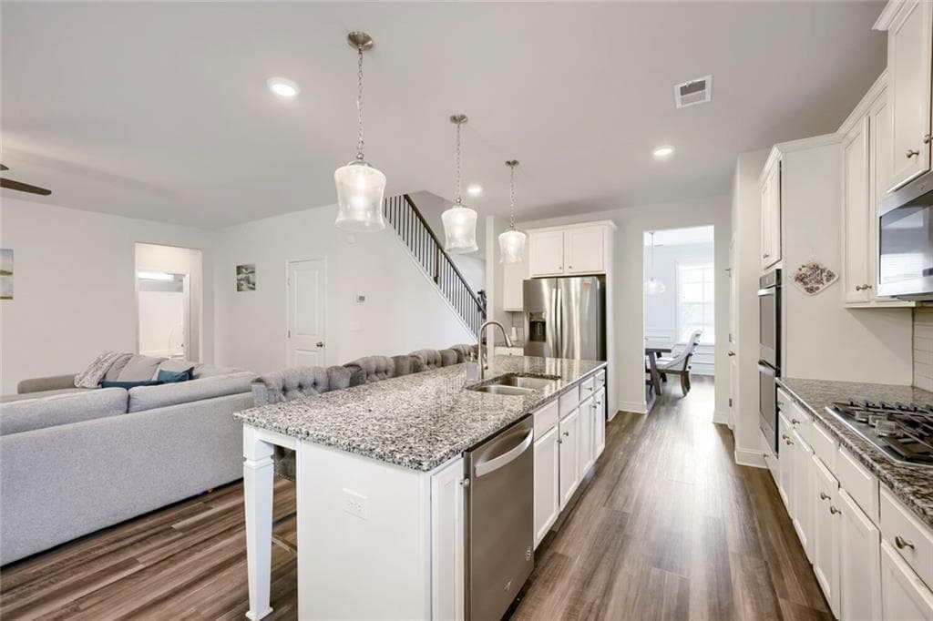 4 bedroom, 4 bathroom, 3,000 sq ft single family residence for sale at 7850 Bristol Valley Drive, Cumming, GA 30028 — photo 8