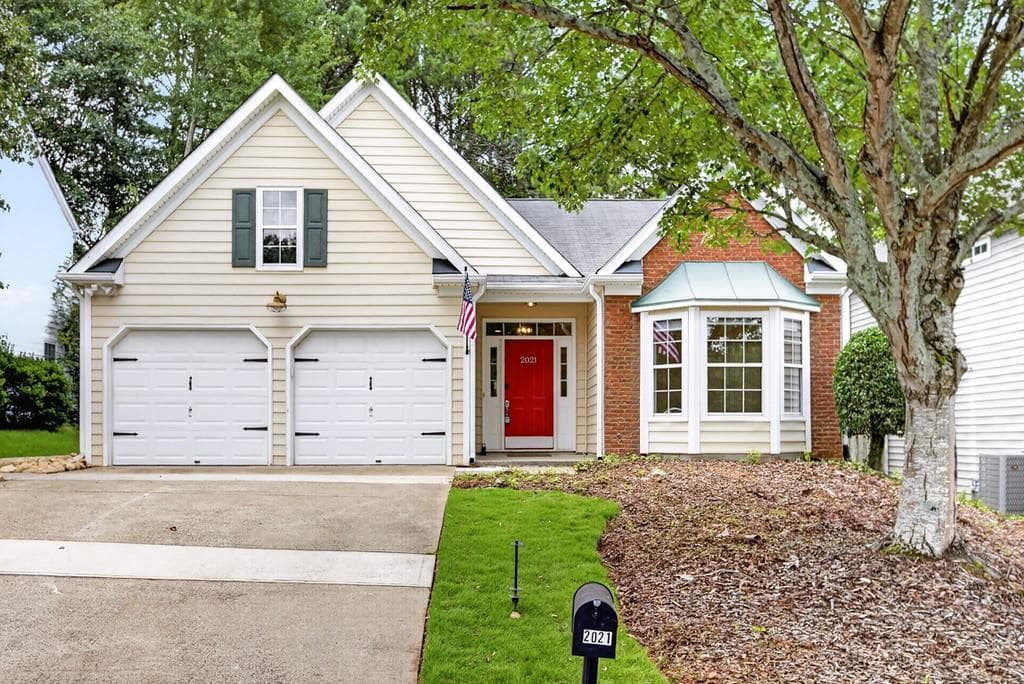 3 bedroom, 2 bathroom, 1,553 sq ft single family residence sold at 2021 Crestview Way, Woodstock, GA 30188