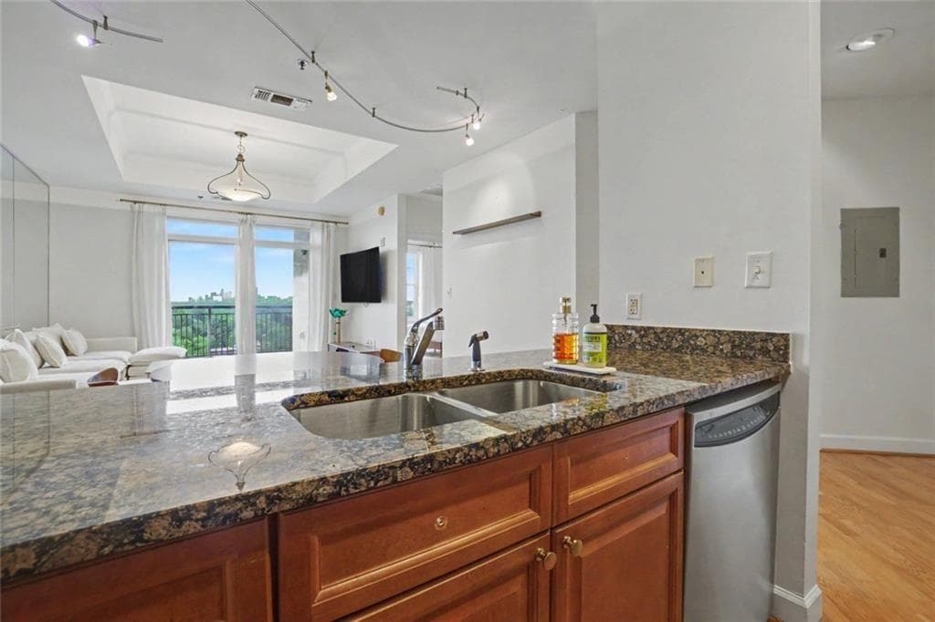 1 bedroom, 1 bathroom, 874 sq ft condominium for sale at 325 E Paces Ferry Road 1107, Atlanta, GA 30305 — photo 2