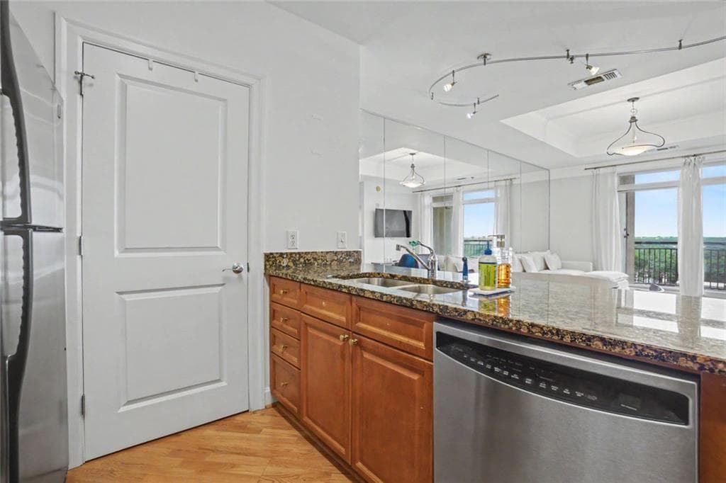 1 bedroom, 1 bathroom, 874 sq ft condominium for sale at 325 E Paces Ferry Road 1107, Atlanta, GA 30305 — photo 4