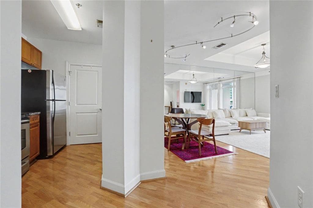 1 bedroom, 1 bathroom, 874 sq ft condominium for sale at 325 E Paces Ferry Road 1107, Atlanta, GA 30305 — photo 5