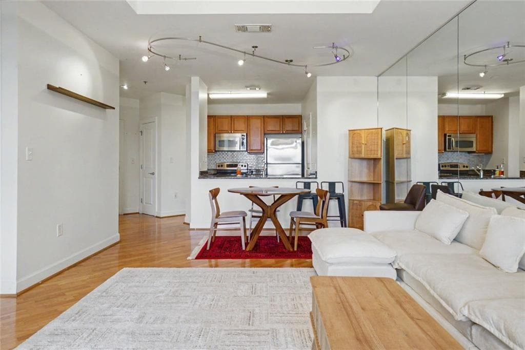 1 bedroom, 1 bathroom, 874 sq ft condominium for sale at 325 E Paces Ferry Road 1107, Atlanta, GA 30305 — photo 8