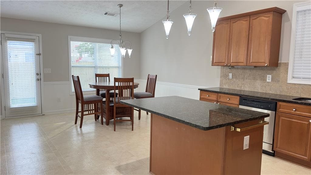 4 bedroom, 2 bathroom, 2,923 sq ft single family residence for rent at 2016 Jameson Circle, Lawrenceville, GA 30043 for $2,500 a month — photo 6