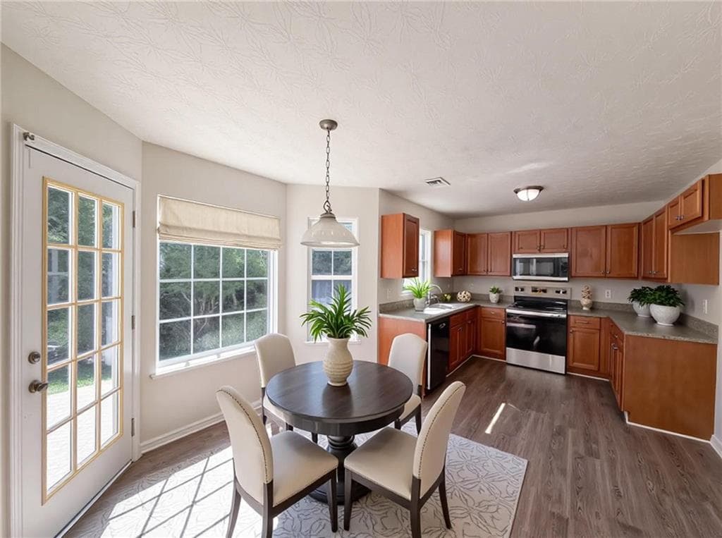3 bedroom, 3 bathroom, 2,256 sq ft single family residence under contract at 2287 Silver Maple Circle, Ellenwood, GA 30294 — photo 3