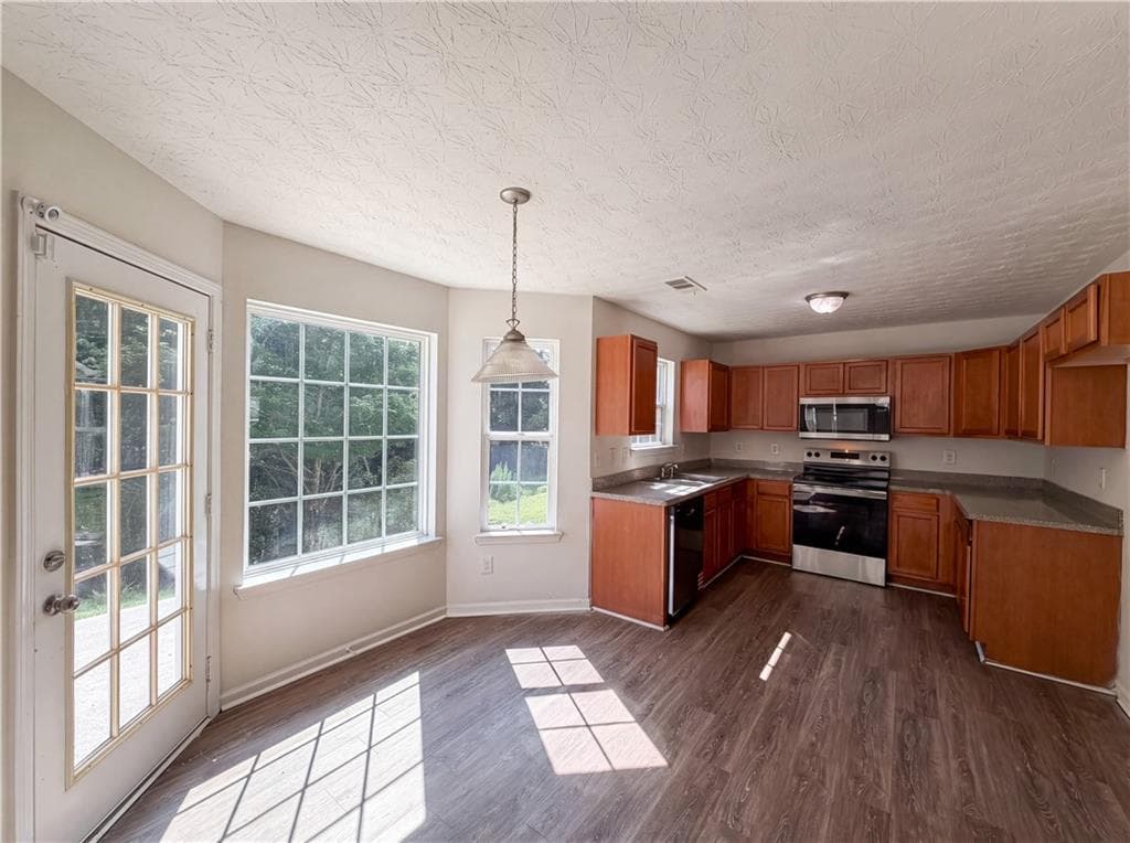3 bedroom, 3 bathroom, 2,256 sq ft single family residence under contract at 2287 Silver Maple Circle, Ellenwood, GA 30294 — photo 9