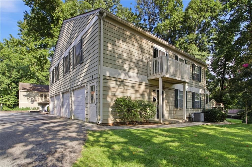2 bedroom, 1 bathroom, 882 sq ft condominium for sale at 1329 Surrey Lane 7, Marietta, GA 30008 — photo 1 of 18