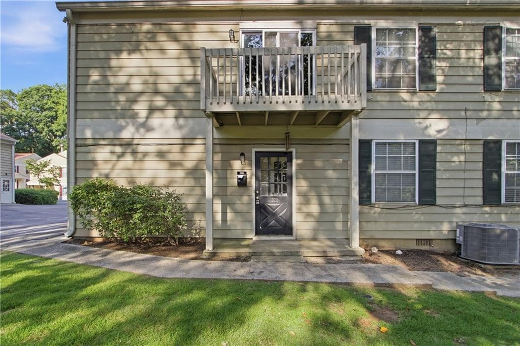 2 bedroom, 1 bathroom, 882 sq ft condominium for sale at 1329 Surrey Lane 7, Marietta, GA 30008 — photo 2