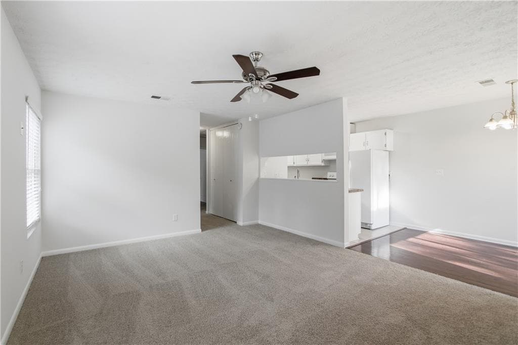2 bedroom, 1 bathroom, 882 sq ft condominium for sale at 1329 Surrey Lane 7, Marietta, GA 30008 — photo 3
