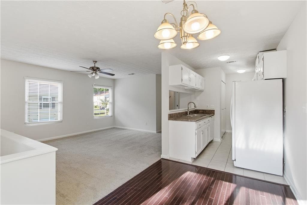 2 bedroom, 1 bathroom, 882 sq ft condominium for sale at 1329 Surrey Lane 7, Marietta, GA 30008 — photo 4
