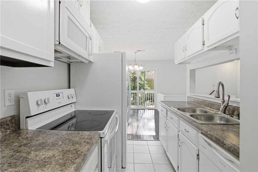 2 bedroom, 1 bathroom, 882 sq ft condominium for sale at 1329 Surrey Lane 7, Marietta, GA 30008 — photo 7
