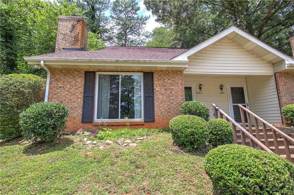 2 bedroom, 2 bathroom townhouse for rent at 1252 Minhinette Drive 1252, Roswell, GA 30075 for $2,250 a month — photo 1 of 30