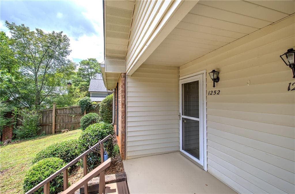 2 bedroom, 2 bathroom townhouse for rent at 1252 Minhinette Drive 1252, Roswell, GA 30075 for $2,250 a month — photo 2