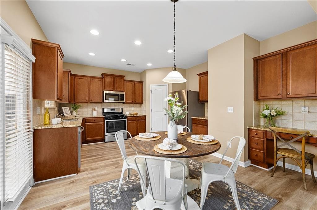 3 bedroom, 3 bathroom, 1,896 sq ft single family residence under contract at 523 Gardenview Road, Canton, GA 30114 — photo 3