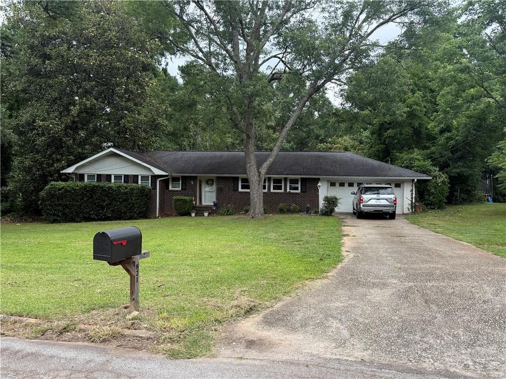 3 bedroom, 2 bathroom, 1,651 sq ft single family residence under contract at 821 Shipp Circle, Conyers, GA 30012 — photo 2