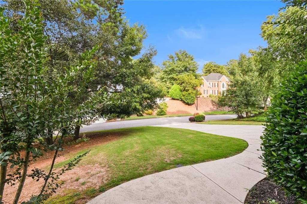 6 bedroom, 5 bathroom, 3,189 sq ft single family residence for sale at 5415 Hampstead Way, Duluth, GA 30097 — photo 6