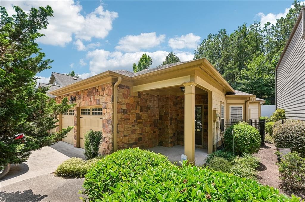 2 bedroom, 2 bathroom, 1,763 sq ft single family residence sold at 204 Oakleaf Drive, Acworth, GA 30102