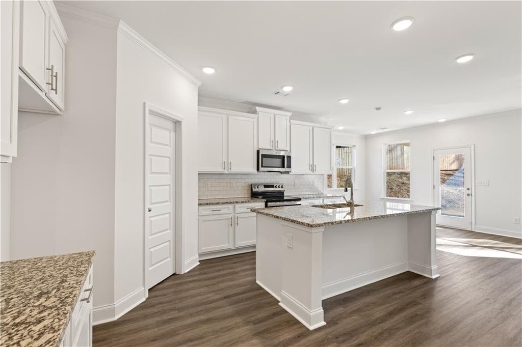 3 bedroom, 3 bathroom, 1,685 sq ft townhouse under contract at 6013 Silverbell Drive, Flowery Branch, GA 30542 — photo 5