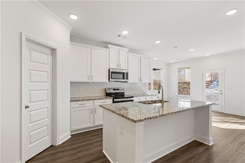 3 bedroom, 3 bathroom, 1,685 sq ft townhouse under contract at 6013 Silverbell Drive, Flowery Branch, GA 30542 — photo 7