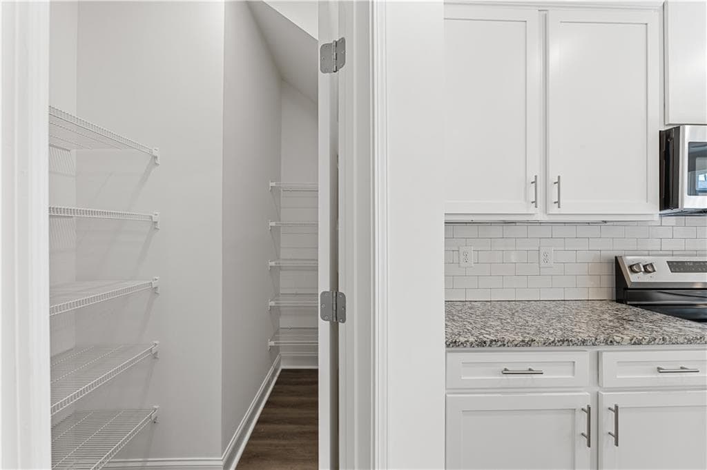 3 bedroom, 3 bathroom, 1,685 sq ft townhouse under contract at 6013 Silverbell Drive, Flowery Branch, GA 30542 — photo 8