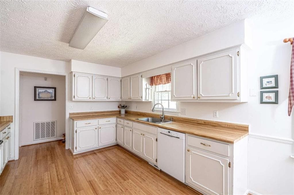 3 bedroom, 2 bathroom, 1,448 sq ft single family residence for sale at 36 Ramblewood Drive, Silver Creek, GA 30173 — photo 7