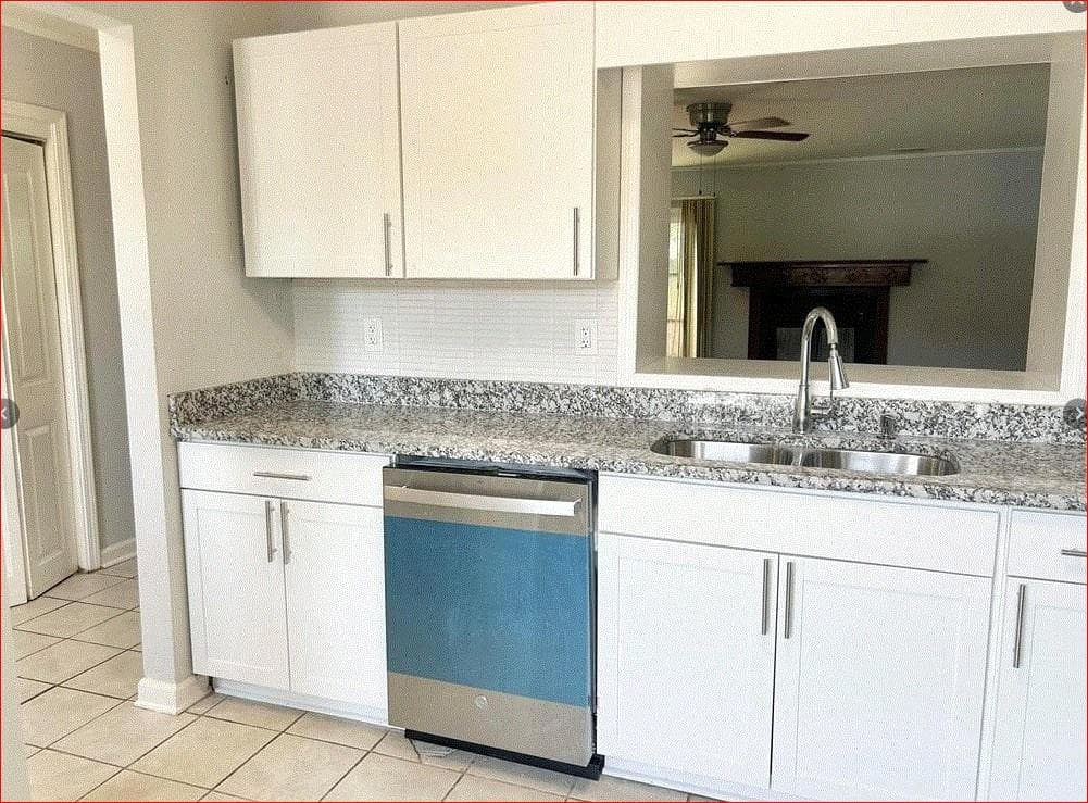 2 bedroom, 3 bathroom, 1,184 sq ft townhouse for sale at 1021 Thornwoode Lane, Stone Mountain, GA 30083 — photo 2