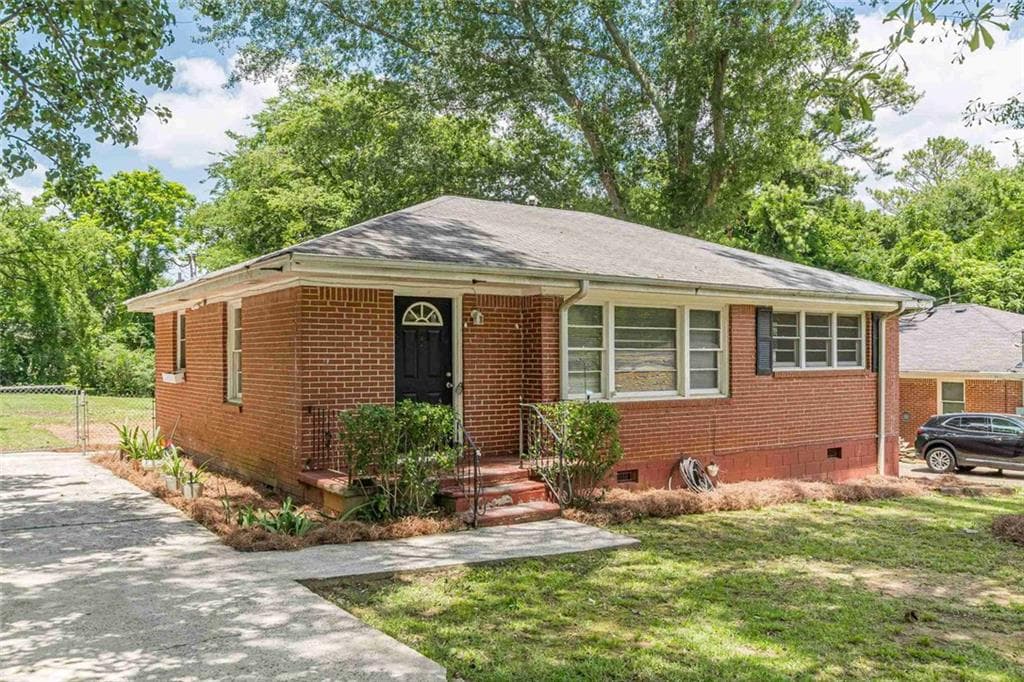 3 bedroom, 1 bathroom, 1,016 sq ft single family residence sold at 818 Sherwood Circle, Forest Park, GA 30297