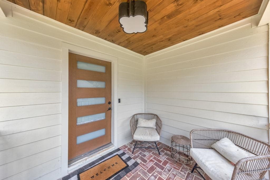 3 bedroom, 3 bathroom, 2,106 sq ft single family residence for sale at 235 Mathews Circle, Marietta, GA 30067 — photo 2