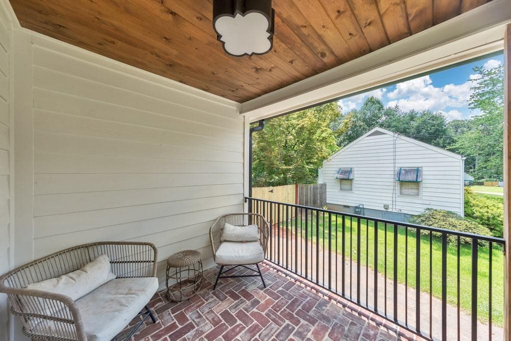 3 bedroom, 3 bathroom, 2,106 sq ft single family residence for sale at 235 Mathews Circle, Marietta, GA 30067 — photo 3