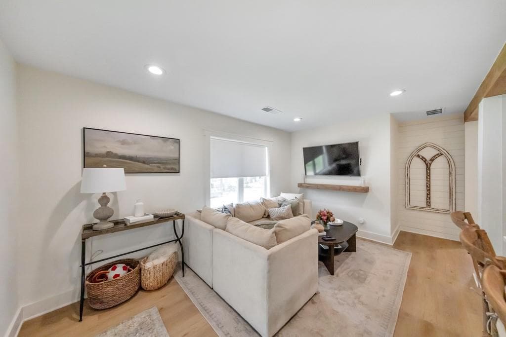 3 bedroom, 3 bathroom, 2,106 sq ft single family residence for sale at 235 Mathews Circle, Marietta, GA 30067 — photo 4